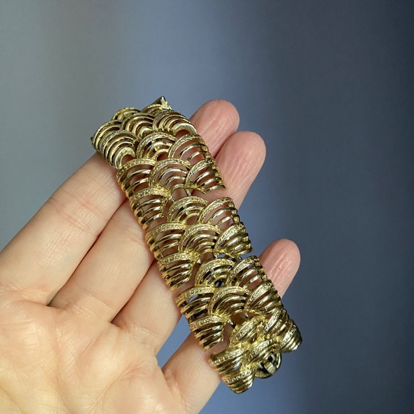 Vtg CORO Pegasus Fan-Like Linked Gold Tone Chunky Wide Bangle Bracelet - Picture 5 of 10